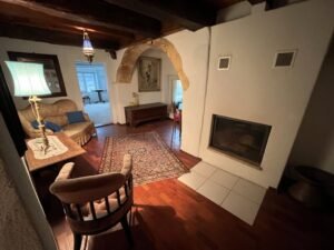 Character living room with fireplace in shared Neuchâtel rental