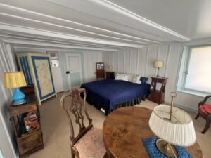 Furnished room with natural light in shared winegrower’s house