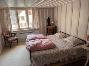 Furnished room with natural light in shared winegrower’s house