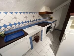 Equipped kitchen and vaulted dining area in shared apartment Hauterive