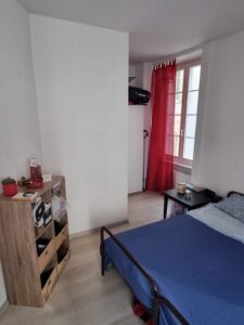 Furnished room Neuchâtel city center with desk and wardrobe